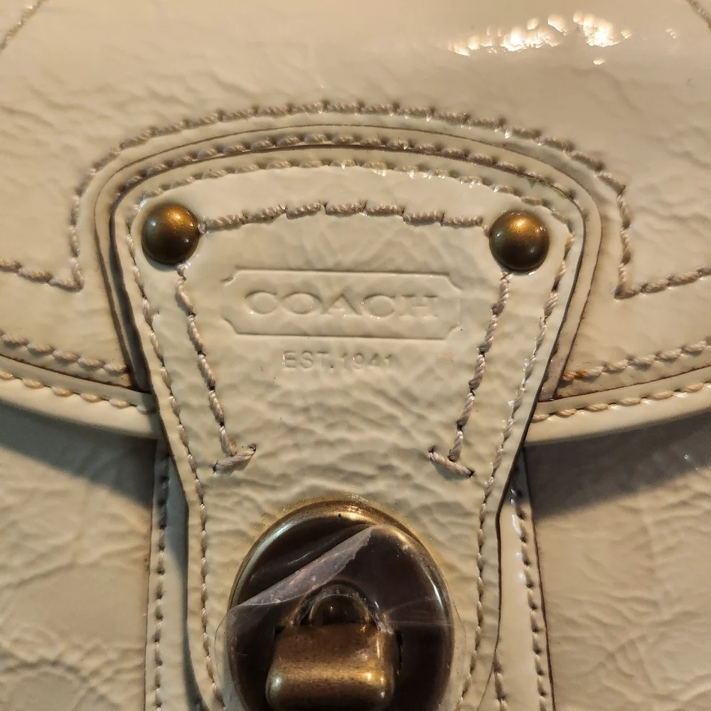 Coach Turnlock / kisslock patent leather wallet NEW - Picture 3 of 11